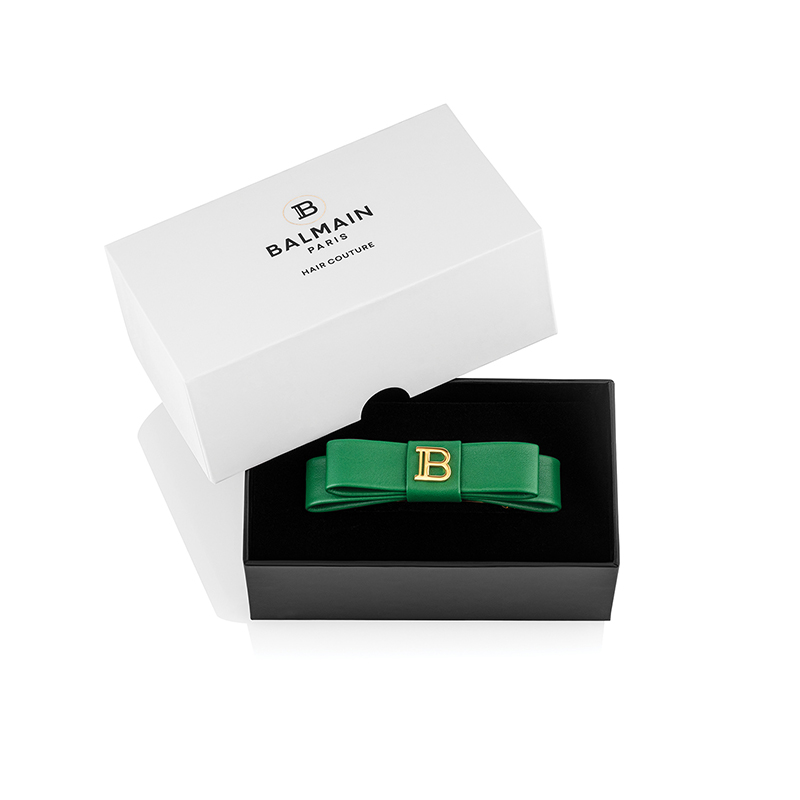 BALMAIN HAIR Smaragdinvihreä nahkainen hiuspinni, jossa 18k karaatin kullattu logo / Barrette Bow Gold & Green - Image 2